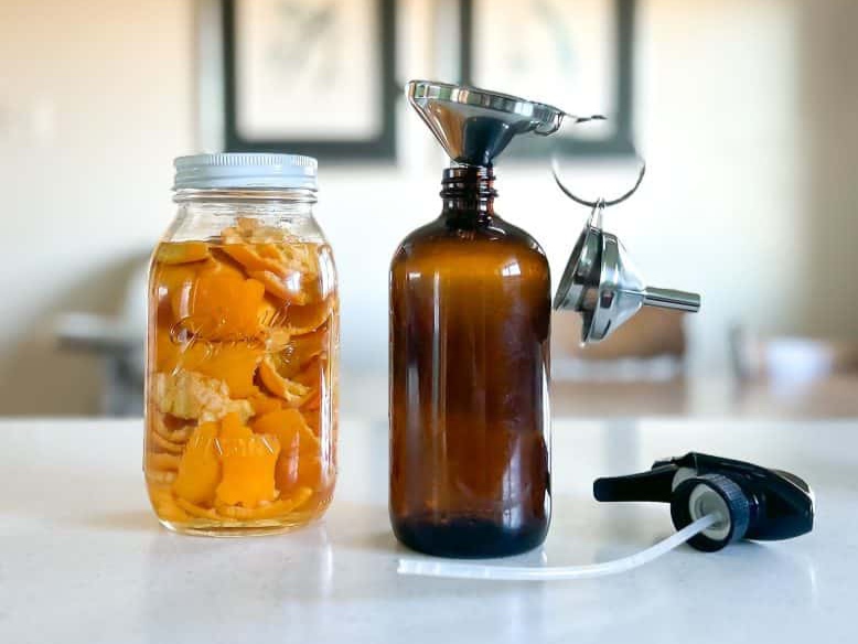 ސާފުކުރުމަށާއި ހިނިން ސަލާމަތްވުމަށް އޮރެންޖު ތޮއްޓާއެކު އެޕަލް ސައިޑަރ ވިނެގަރ