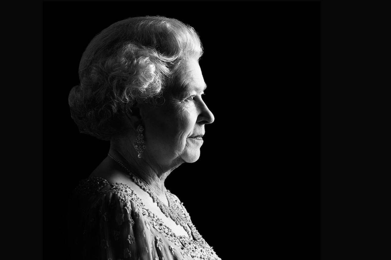 ރައީސުލްޖުމްހޫރިއްޔާގެ ދެކަނބަލުން އިނގިރޭސި ރާނީއަށް އެންމެފަހުގެ އިޙްތިރާމް އަދާކުރައްވައިފި