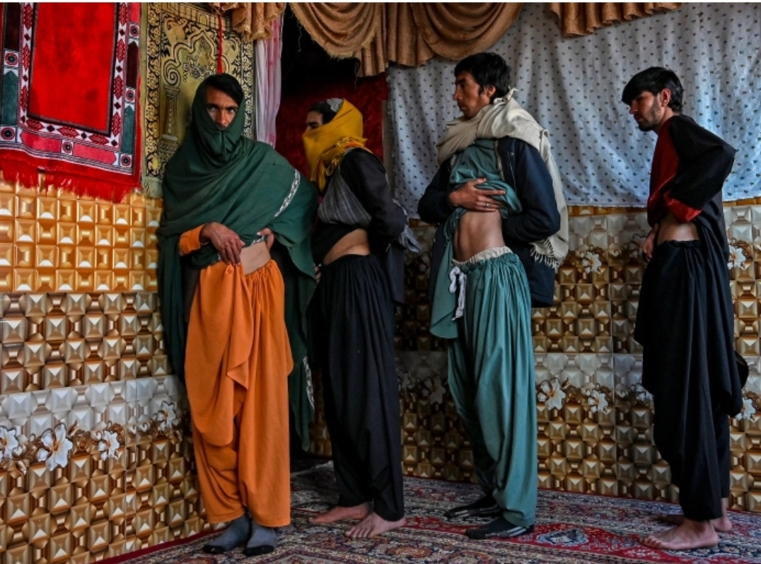 އަފްގާނިސްތާނުގައި ހާލުގައި ޖެހިފައިވާ މީހުން އަމިއްލަ ކިޑްނީ ވިއްކަން ފަށައިފި