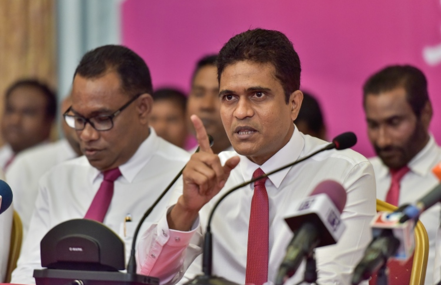 ޝަރީޢަތް ނިމެންދެން ނިހާންގެ ޕާސްޕޯޓް ހިފަހައްޓައިފި