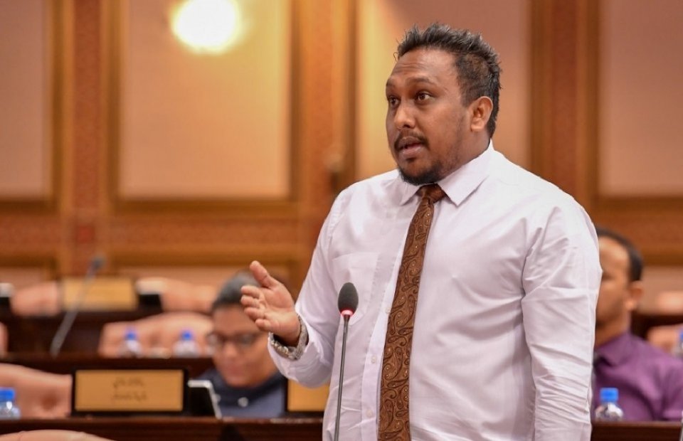 މިނިވަން މެންބަރުން ލައްވާލަނީ ރޮނޑާލި ކޮމިޓީތަކަށް; މީ ބޭއިންސާފެއް: މޮސްޓާ