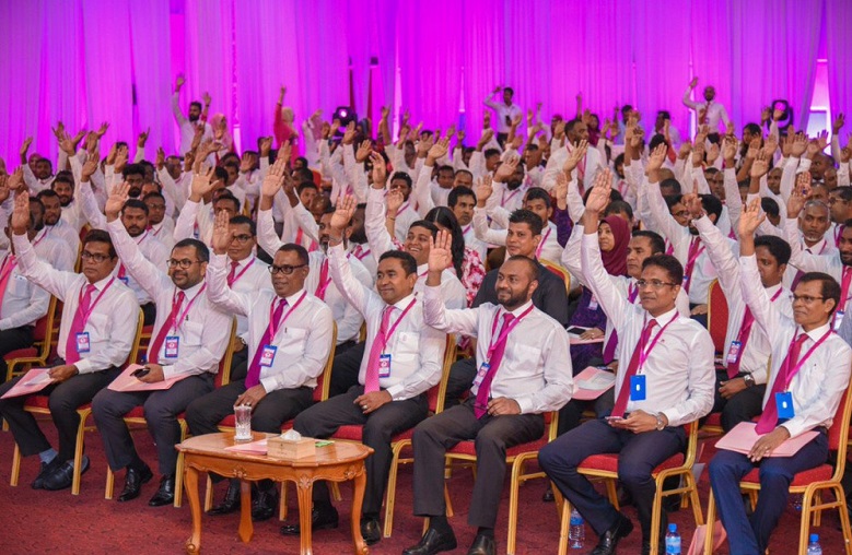 އެގޮތަށް އުޅޭނީ ވެރިކަން ފެއިލްވެ، ހެދޭ ނުހެދޭ ނޭނގޭ ހިސާބަށް ދިއުމުން: އިދިކޮޅު ކޯލިޝަން