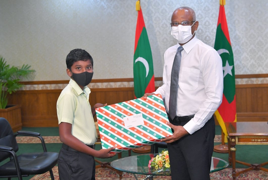 ދިހަ އަހަރުގައި އޭސްޓާ ހޯދި ރަޔާން ބޭނުމީ ލެބެއް؛ ވާންބޭނުމީ ސައިންޓިސްޓަކަށް