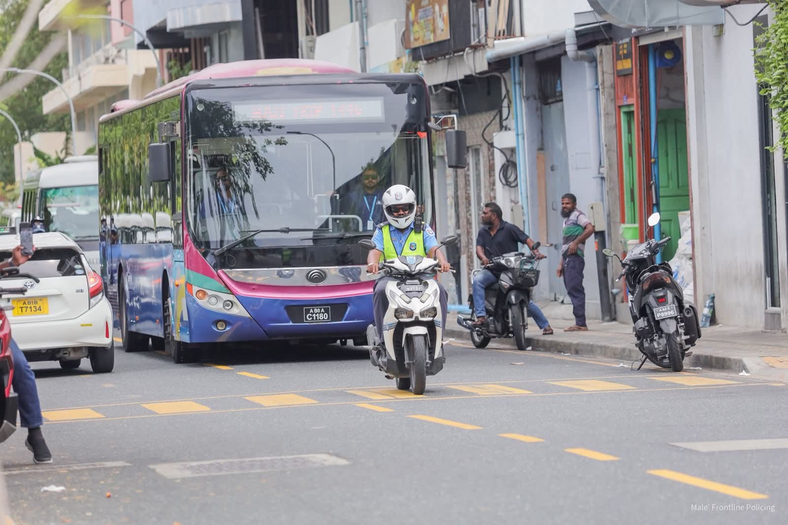 ދެ ލޯބިވެރިއެއްގެ ދެމެދުގައި ހިނގި ހަމަނުޖެހުމެއްގައި އެކަކަށް ތޫނު އެއްޗަކުން ހަމަލާދީފި