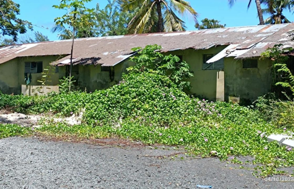 ޕްރެޝަރު ބޮޑުވެ، ދުވަސްވެފައިވާ އީކުއޭޓާ ވިލެޖުގެ އެކޮމޮޑޭޝަން ކޮޓަރިތައް ހުސްކޮށްފި