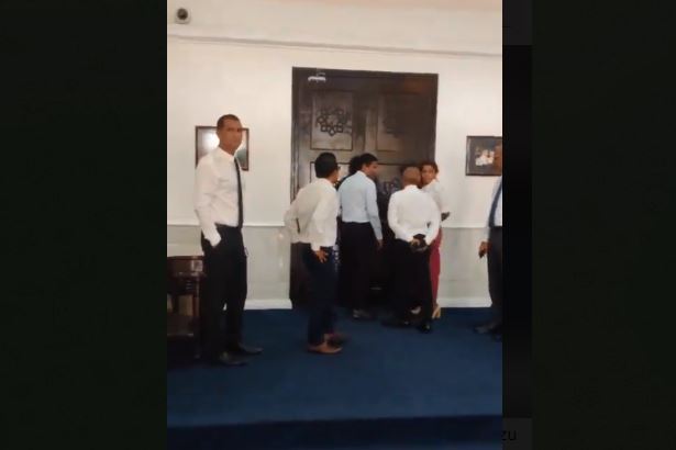 ޕީއެންސީ މެންބަރުން މަޖިލީހުގެ ތަޅުން ހިސޯރުކޮށް ދޮރުތައް ތަޅުލައިފި