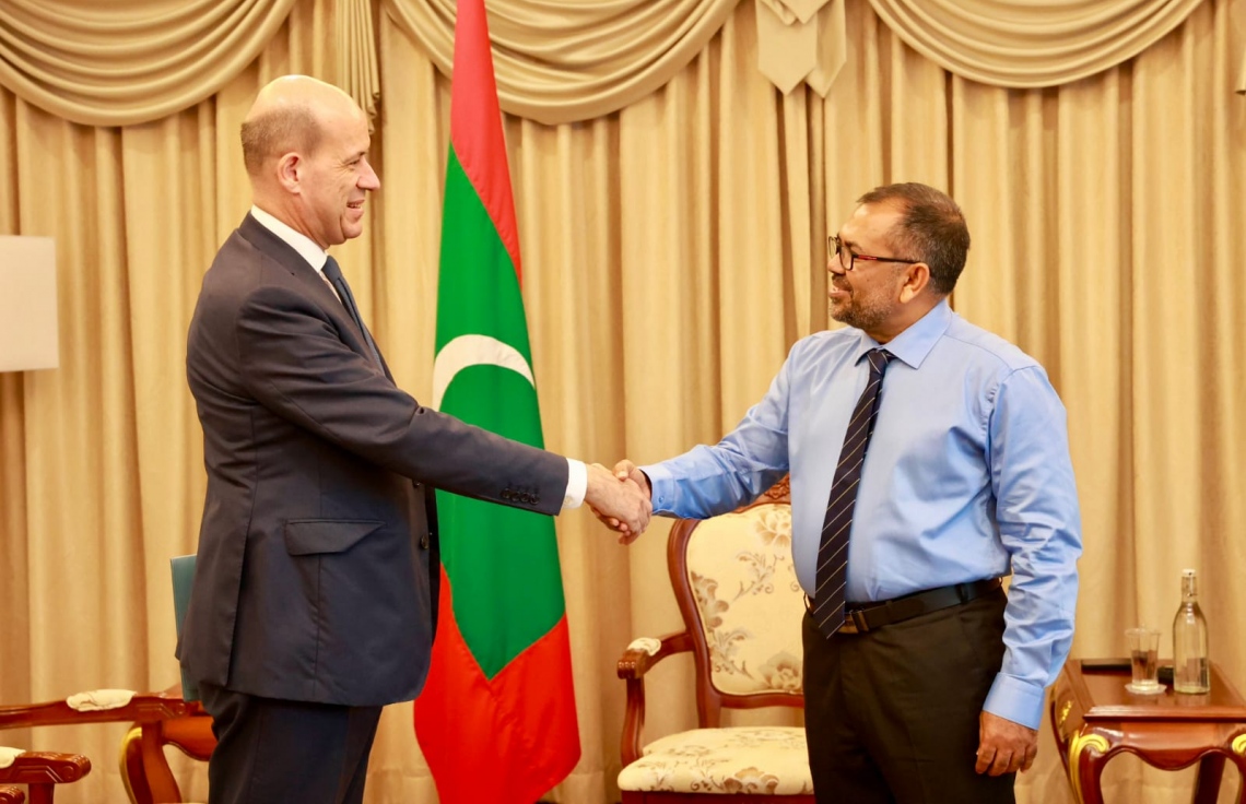 ފްރާންސުން ރާއްޖެއަށް ކަނޑައަޅާފައި ހުންނަވާ ސަފީރު އަވަހާރަވެއްޖެ