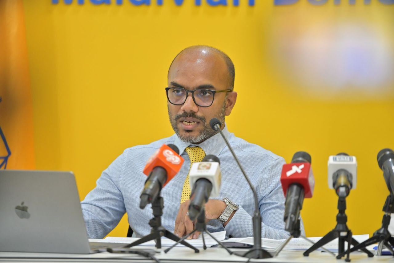 ސިޔާސީ މަޤާމުތަކަށް މުސާރަ ދިނުމަށް މަހަކު 700 މިލިއަން ރުފިޔާ ޚަރަދު ކުރޭ: އަމީރު