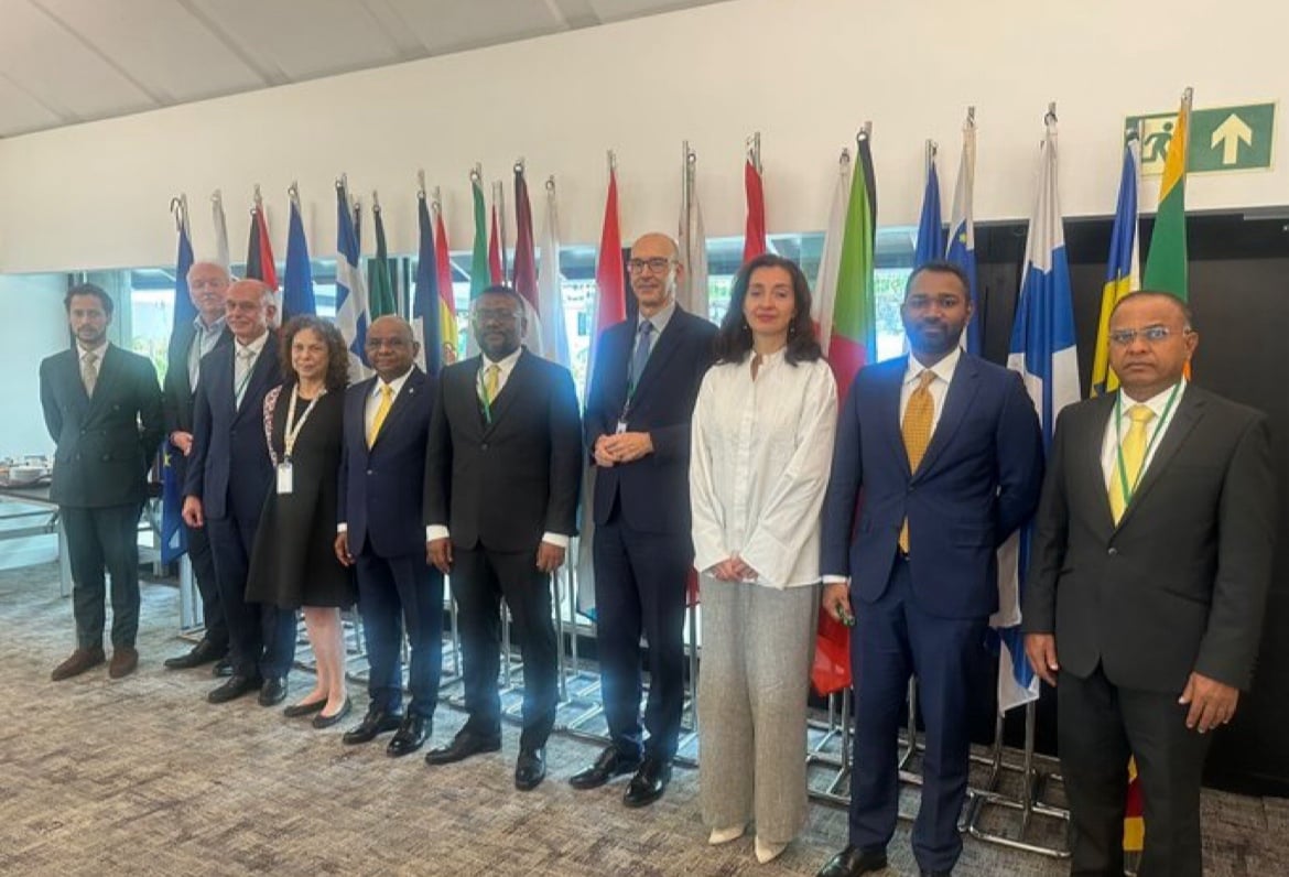 އީޔޫގެ ސަފީރުންނާ ބައްދަލުކޮށް ޝާހިދު ގޮވާލީ ރާއްޖޭގެ ޑިމޮކްރެސީ ދިފާއުކުރުމުގައި އެއްބާރުލުންދިނުމަށް