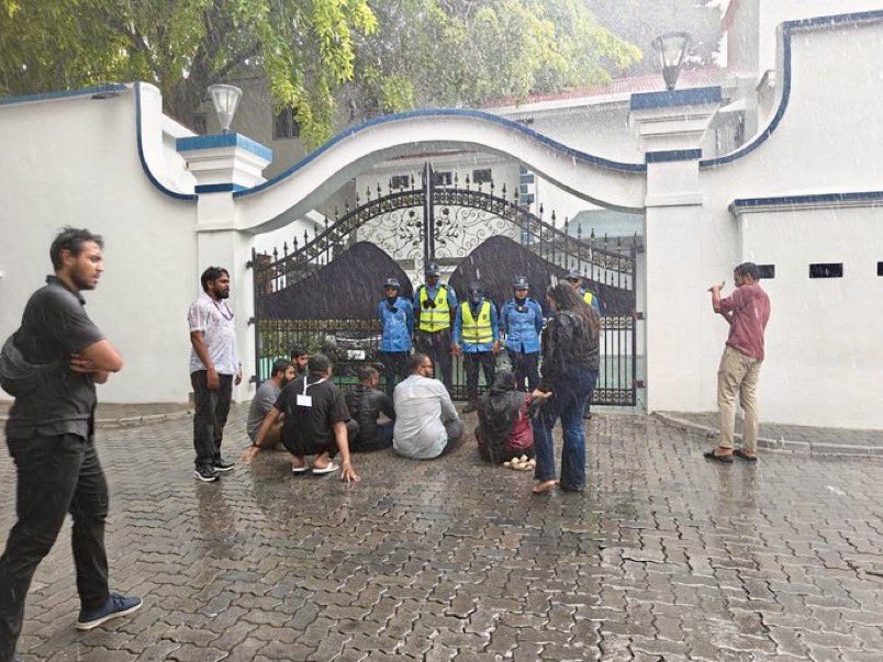 މީޑިއާ ކޮންޓްރޯލު ކުރުމުގެ ބިލާ ދެކޮޅަށް މުލީއާގެ ކައިރީގައިވެސް އިހުތިޖާޖުކޮށްފި