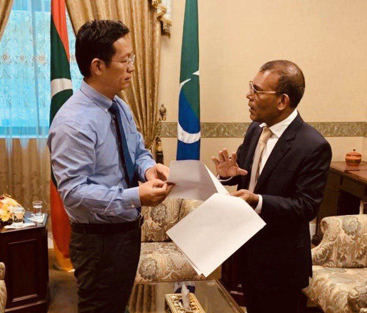 ޗައިނާއަށް 12 ރަށެއް ނުދޭ؛ އަނެއްކާވެސް ސަފީރުގެ ހޫނު ރައްދެއް ރައީސް ނަޝީދަށް