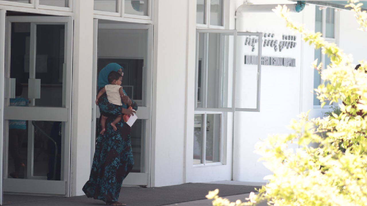 ކުޅުދުއްފުށީގައި ބަލި މީހެއްގެ އެހީތެރިއަކު ޑޮކްޓަރަކަށް ހަމަލާ ދިން މައްސަލައެއް ބަލަނީ