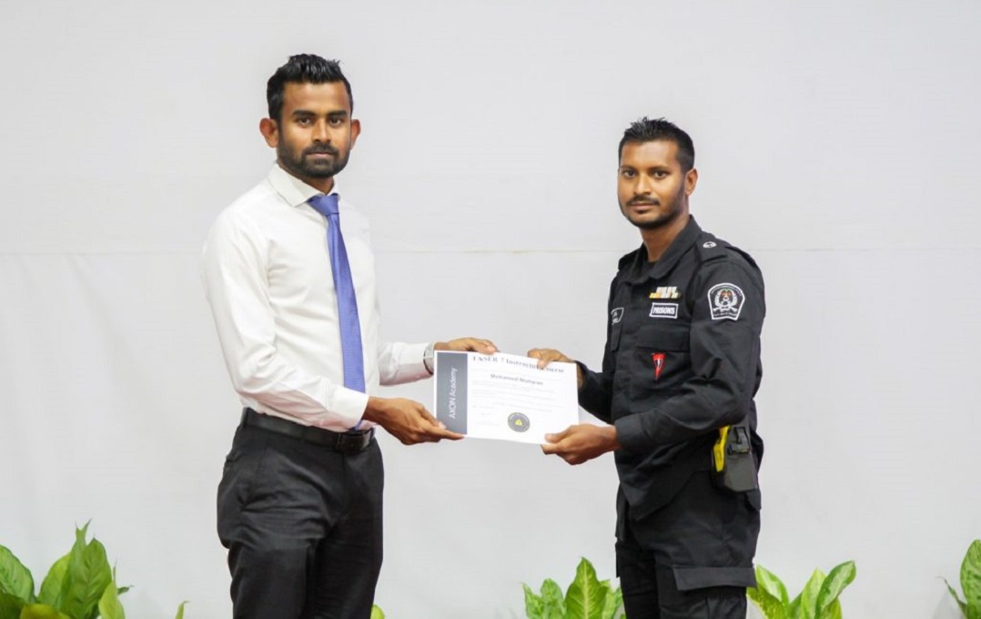 ޖަލު ބަލަހައްޓާ އޮފިސަރުންނަށް "ޓޭޒަރ އިންސްޓްރަކްޓަރ ކޯސް" ހިންގައިފި