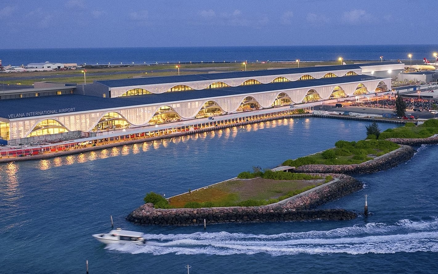 ވެލާނާ އެއާޕޯޓުގެ އާ ޓާމިނަލް ފުރަތަމަ ފަހަރަށް އެއްކޮށް ދިއްލާލައިފި؛ ހިތްގައިމު ރީތި މަންޒަރެއް