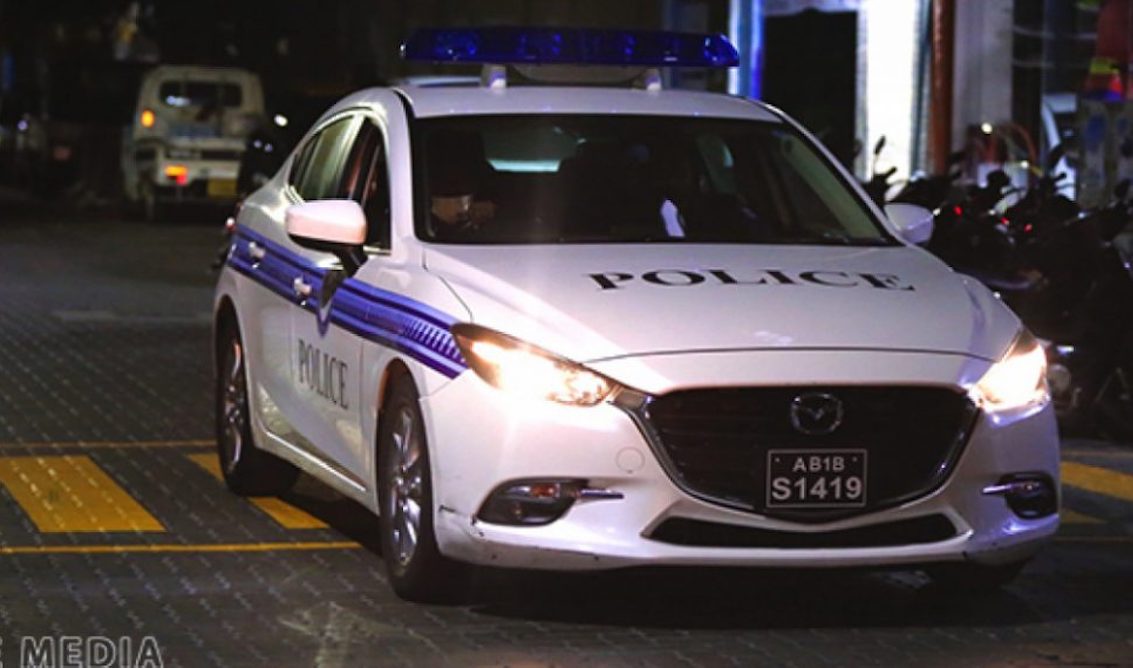 ޕިކަޕެއްގެ ތެރޭގައި ހުތުރު ވައްތަރުތަކެއް ޖެއްސި މީހަކު ހޯދަނީ