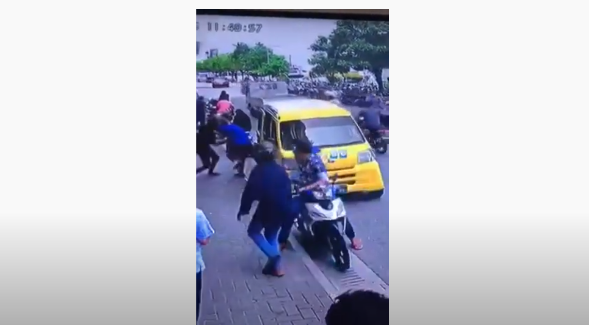 ފައިސާތައް ފޭރި ގަންނަން އުޅޭ މަންޒަރު ފެންނަ ވީޑީއޯގެ މަންޒަރެއް