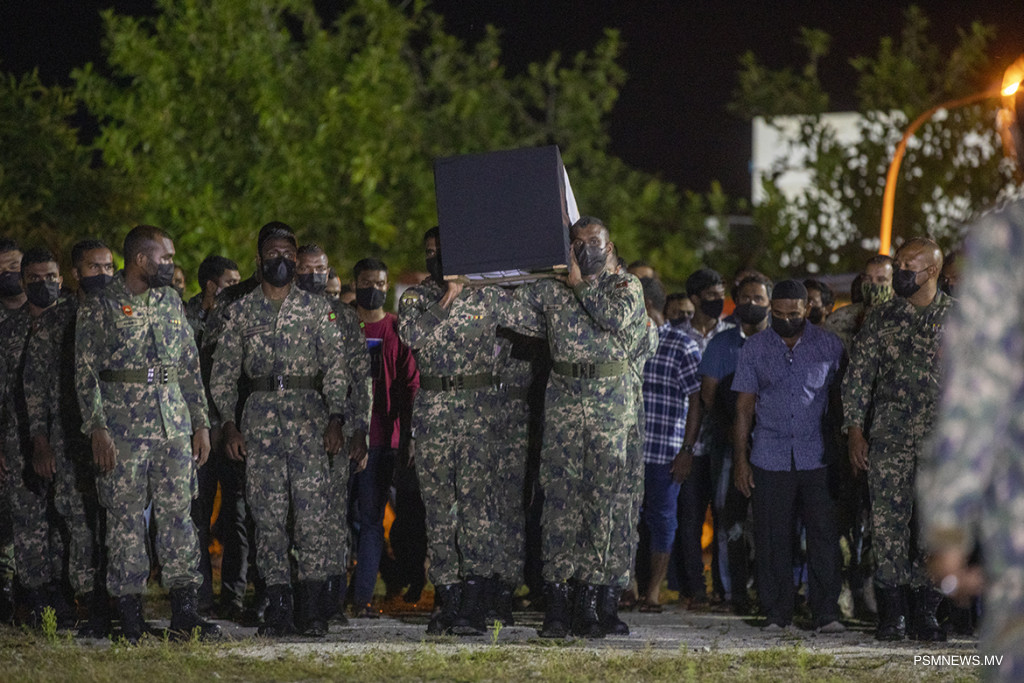 ސުލްޠާންގެ ޖަނާޒާ އަސްކަރީ ޢިއްޒަތުގައި ބާއްވައިފި