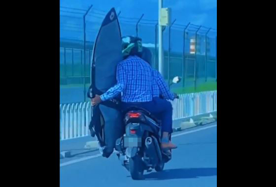 ބުރިޖުގައި ސާފުބޯޑެއް އުފުލި މީހަކަށް ފިޔަވަޅު އަޅައި ޖޫރިމަނާކޮށްފި